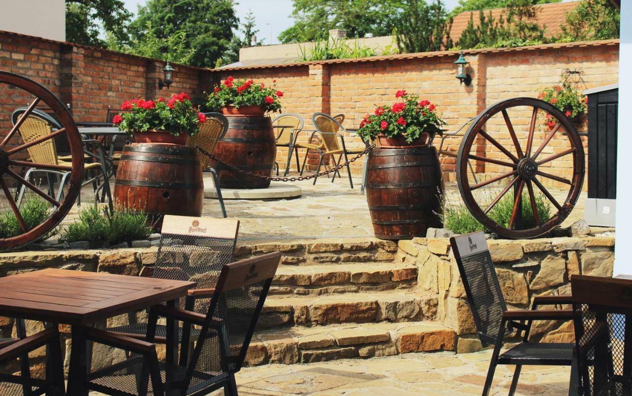Penzion a restaurace U Kalendů Strážnice Esterno foto